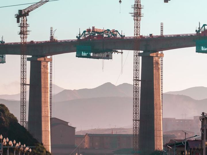 Obra civil diversa em acompanhamento