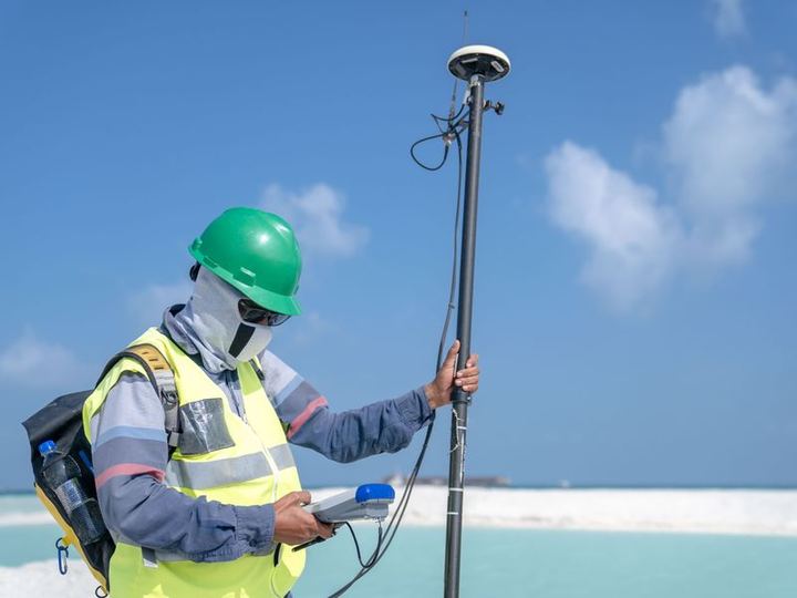 Topógrafo em campo com GNSS RTK para levantamento planialtimétrico