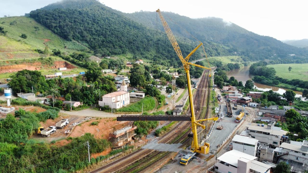 Lançamento de viga sobre a linha férrea em operação — Nova Era, MG