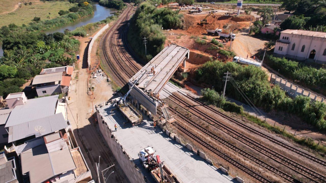 Viga posicionada sobre o encontro de concreto — Nova Era, MG