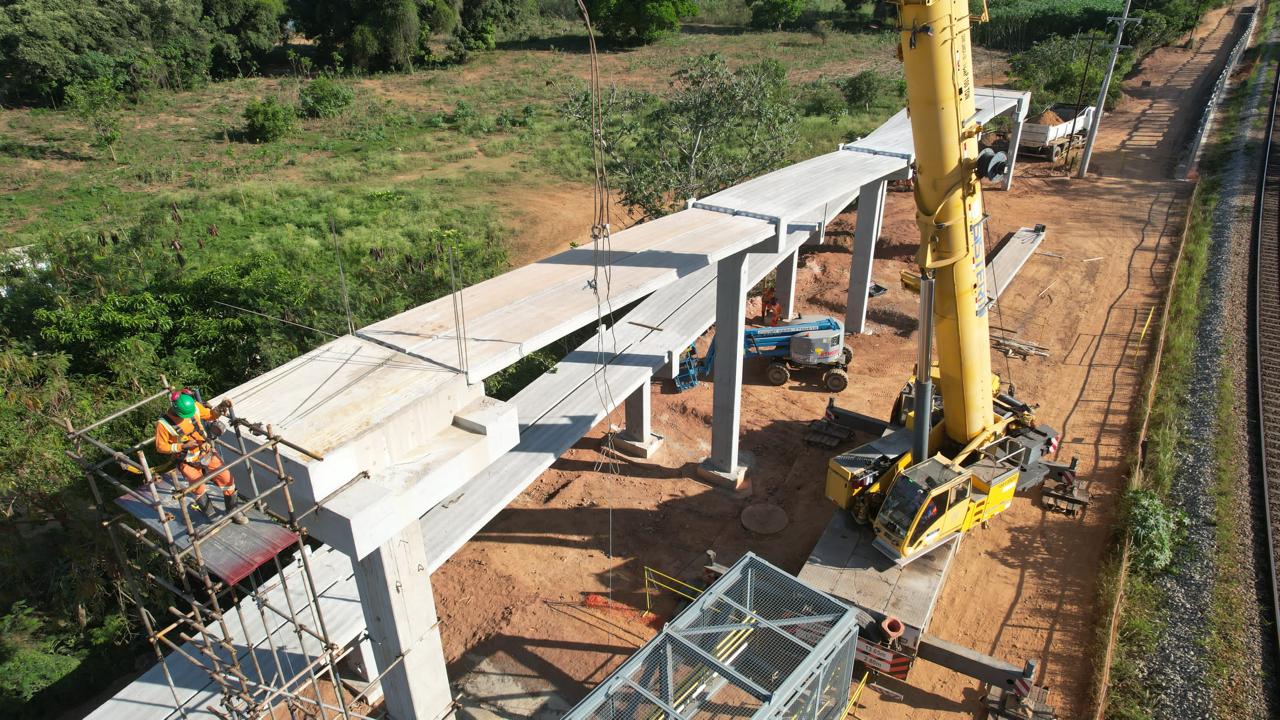 Montagem das vigas pré-moldadas das rampas — Ipatinga, MG