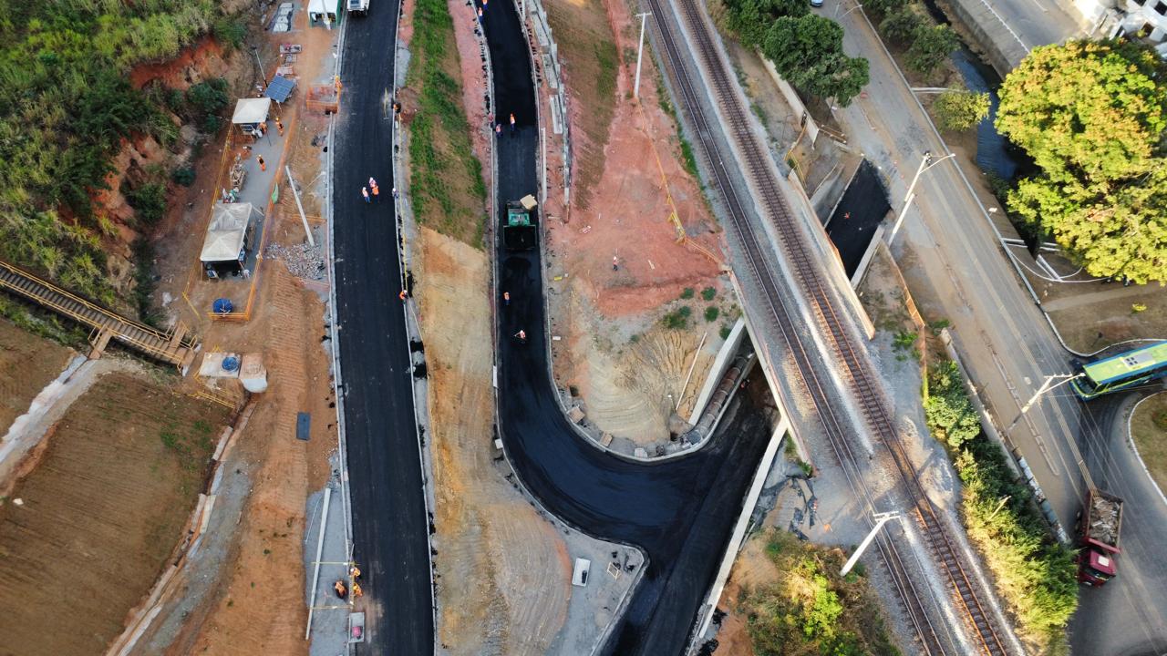 Pavimentação das alças de acesso à passagem inferior — Governador Valadares, MG