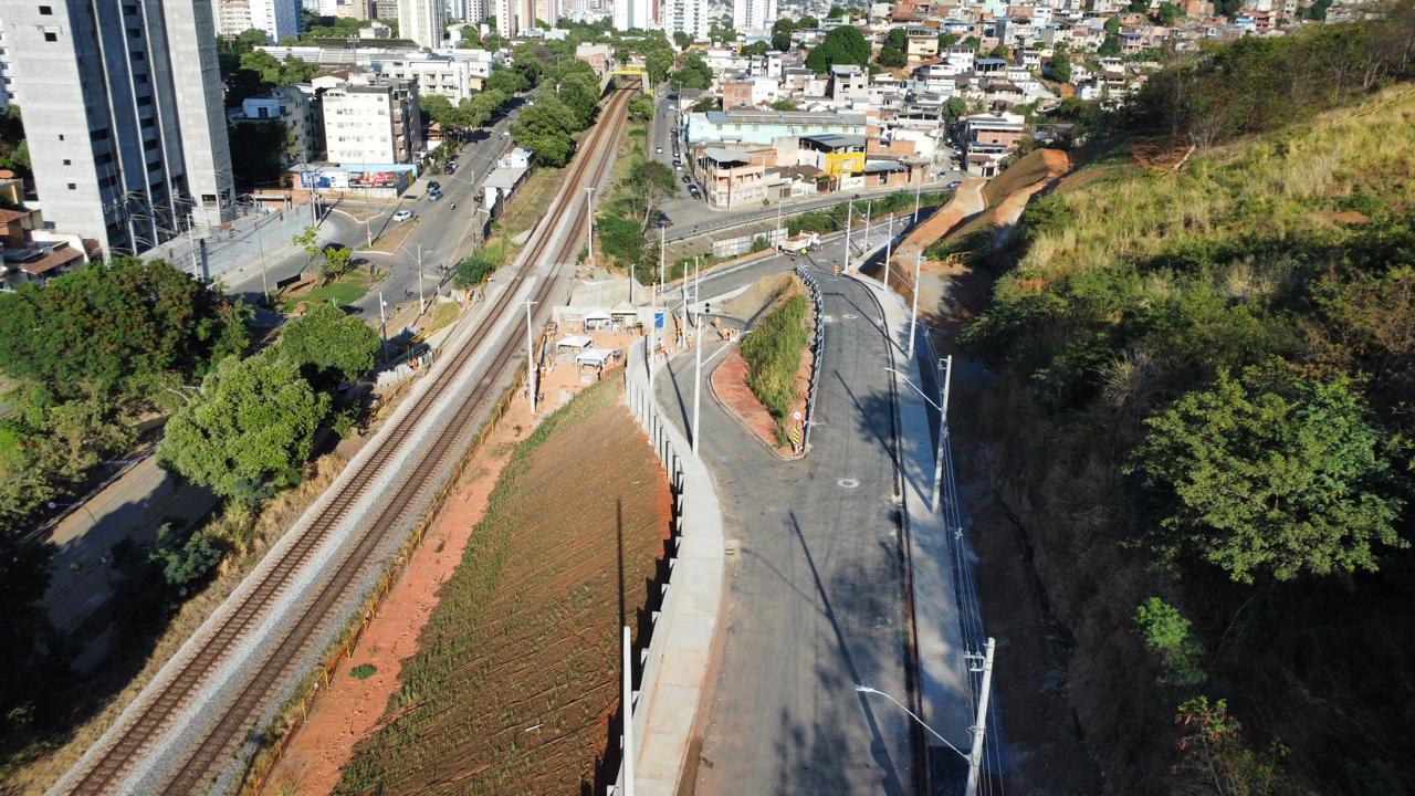 Via concluída, paralela à faixa ferroviária — Governador Valadares, MG