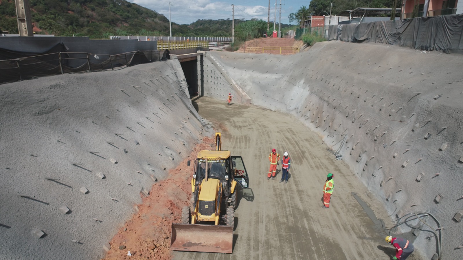 Taludes em solo grampeado com concreto projetado, na abertura da vala — Belo Oriente, MG