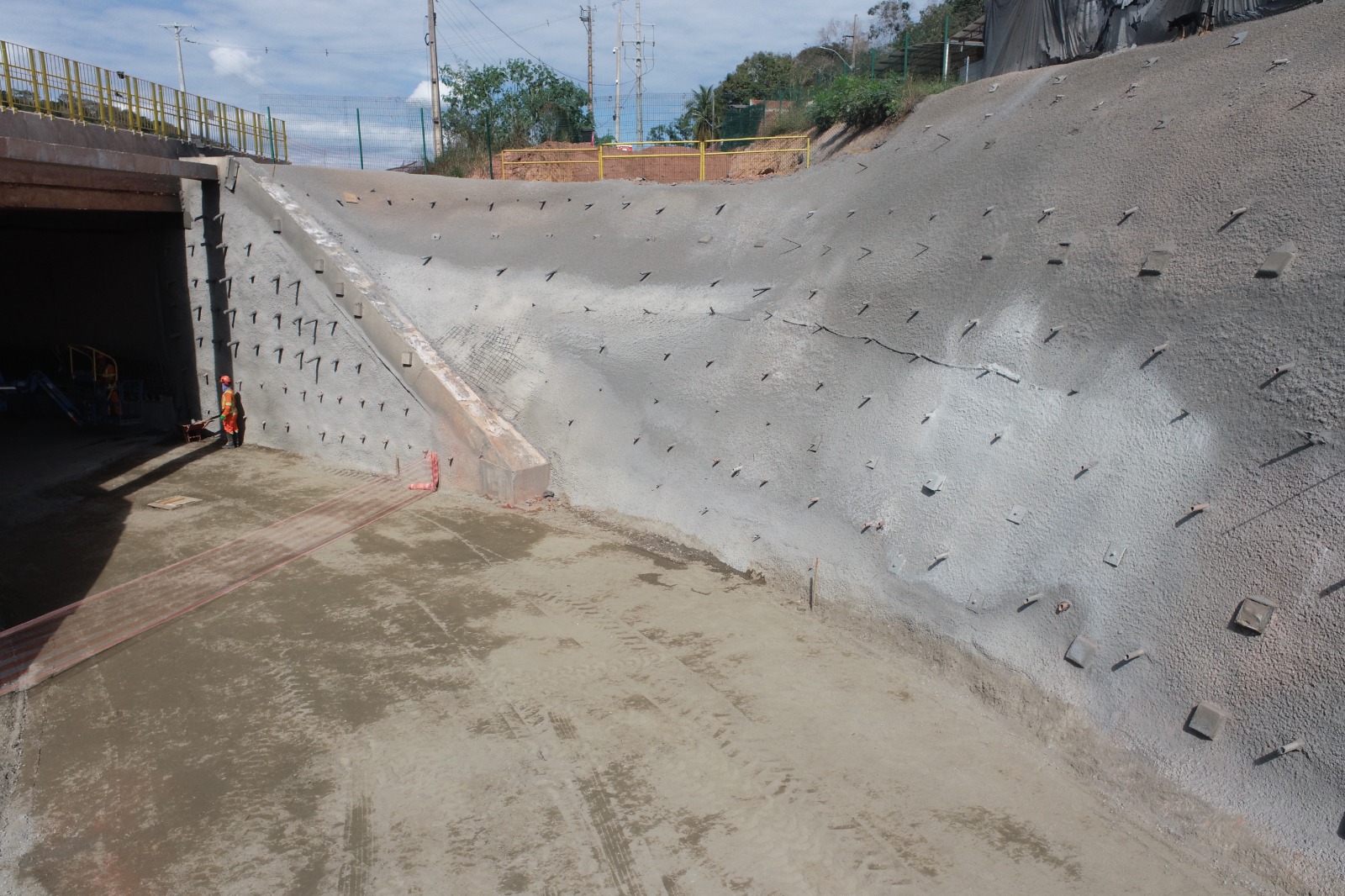 Detalhe do grampeamento junto ao encontro da passagem inferior — Belo Oriente, MG